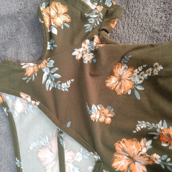 Floral tank top with cut out - Picture 3 of 3